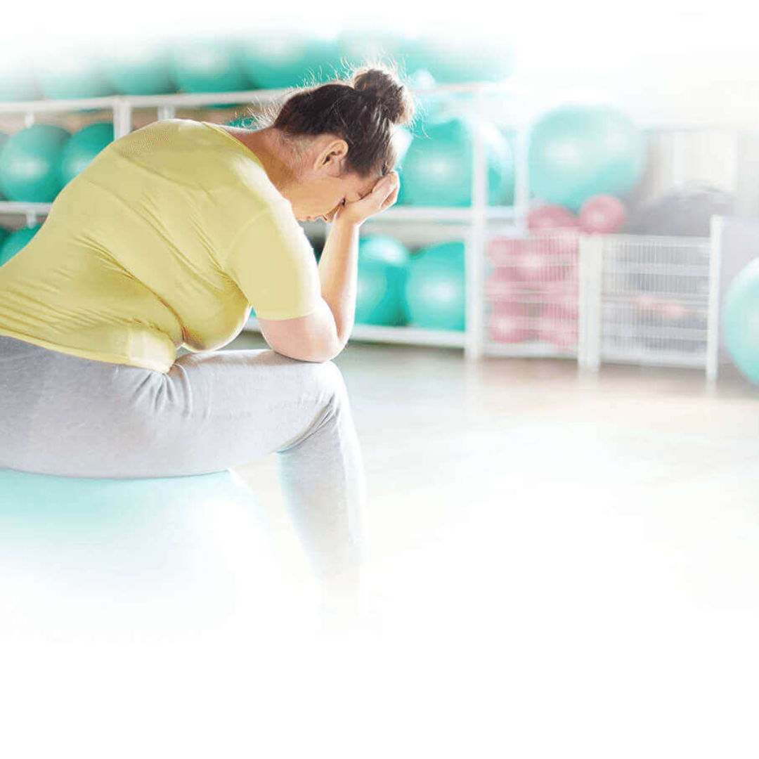 Femme frustrée à la salle de gym – avis fitness keto capsules